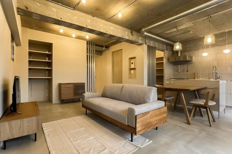 リビング部分にも可動棚付きのニッチが。全体の色味が控えめだからこそ、お気に入りのインテリアや観葉植物が映えそうです。