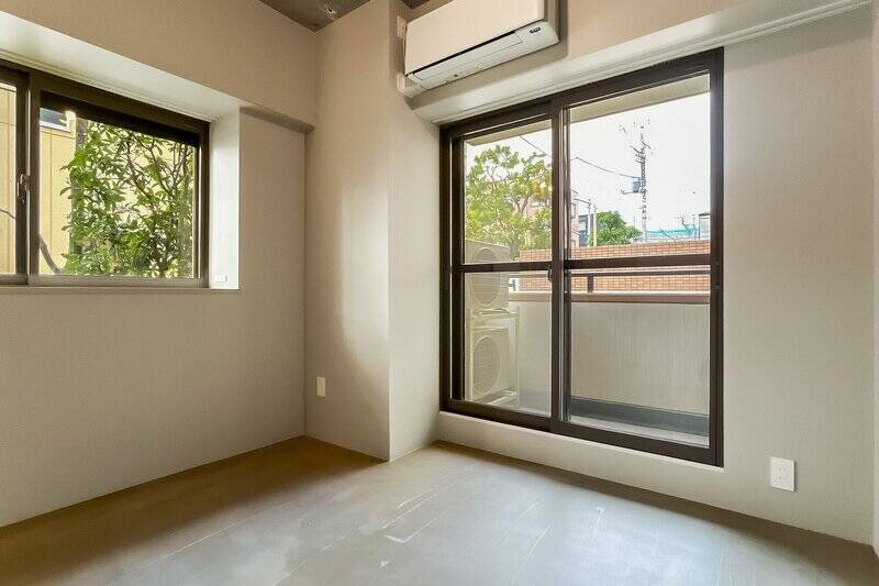 北東と北西の二面採光。出窓のカウンターにお気に入りの小物を並べたくなります。