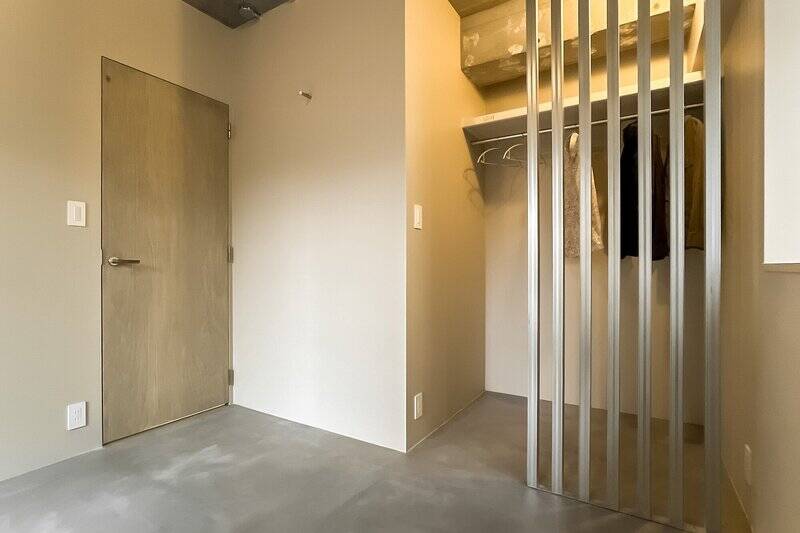 スチールルーバーの向こうがクローゼット。お洋服用のクローゼットはここだけなので、収納家具を追加するのがオススメです。