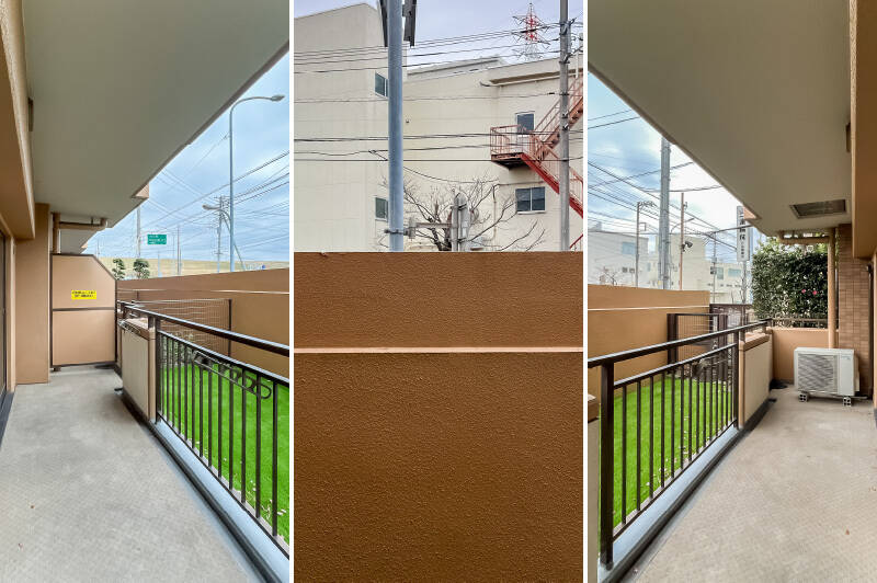 手前は屋根がかかったバルコニー。左手に目をやると荒川の土手が見えています。正面の塀は高さがあるため、通行人と目が合うことはなさそうです。