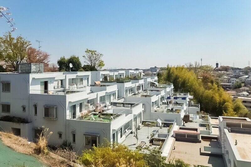 まずはマンションをご紹介。1988年築、総戸数68戸の建物です。各住戸が、土地の傾斜に合わせてひな壇状に並んでいます。