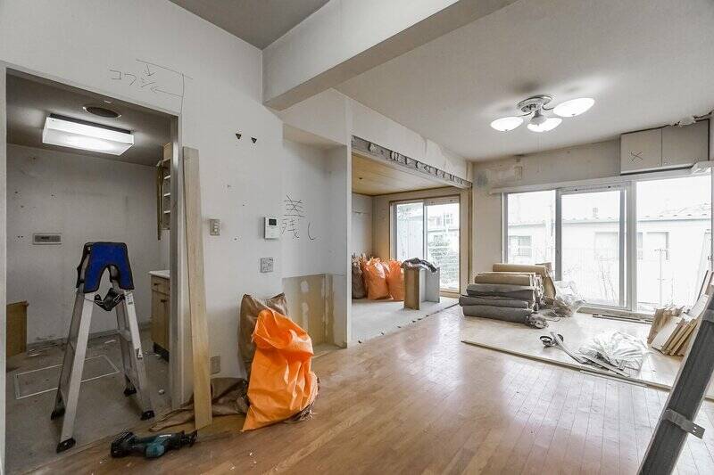 こちらのエリアは約18.9帖のリビングダイニング(LD)となる予定。左手前が、約3.6帖のキッチンです。キッチンが独立しているので生活感が出にくく、作業にも集中できそうな間取りです。