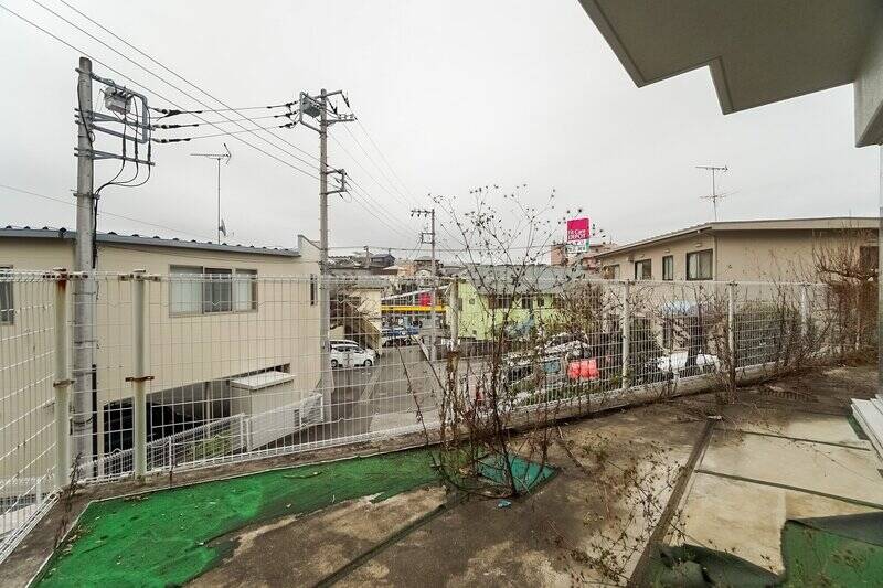 南東向きの掃き出し窓から外に出ると、住戸をぐるりと囲むように専用庭&テラスが広がっています。目の前の路地は通り抜けができないので、人や車の通行は少なさそうです。