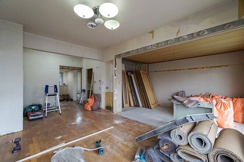 窓を背にして、LDをパシャリ。これだけの資材が積まれていながら、なおスペースに余裕があるなんて……約99.97㎡、恐るべしです。