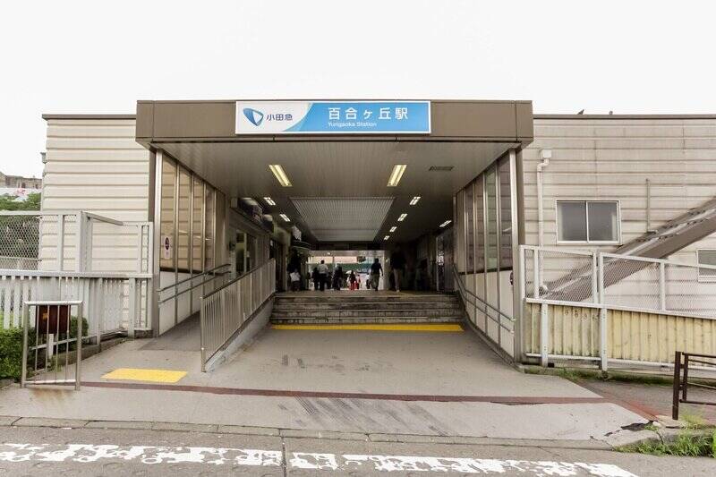 マンションは駅から離れており、周辺は坂も多いエリアです。なかなかハードな立地ですが、徒歩2分の場所にバス停「西長沢」があるので、うまく活用すればむしろ歩く距離は少なくて済むカモ。最寄りの小田急線駅「百合ヶ丘」までは、バスに乗って約15分、お隣の急行停車駅「新百合ヶ丘」へは約25分でアクセスできますよ。