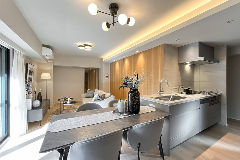 リビングダイニングには両開きタイプの収納を2箇所設置。木製パネルの壁と一体化しており、整って見える印象です。