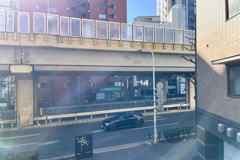 こちらは南側（リビングダイニング側）の眺望。正面には六本木通りと首都高が。窓を閉めた室内での車の走行音の感じ方などは、現地でチェックいただきたいポイントです。