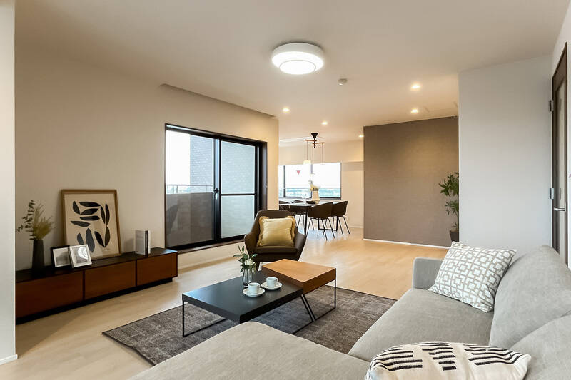 リビングダイニングの広さは約28帖。南西〜北西〜北東に窓がある、三面採光の明るい空間です。