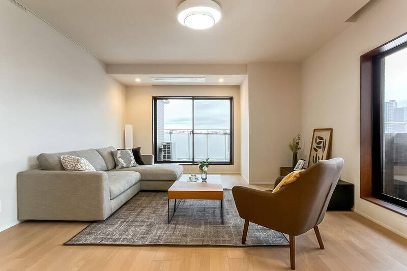 床材は、明るいカラーの突板フローリングです。