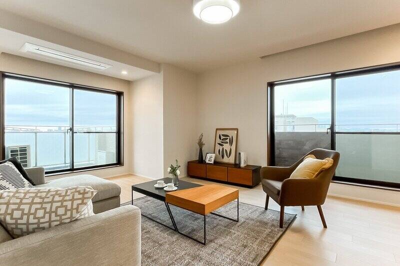 リビングスペースの窓の向こうには、どこまでも続くような眺望が広がります。実際にも広いのに、帖数以上の開放感！