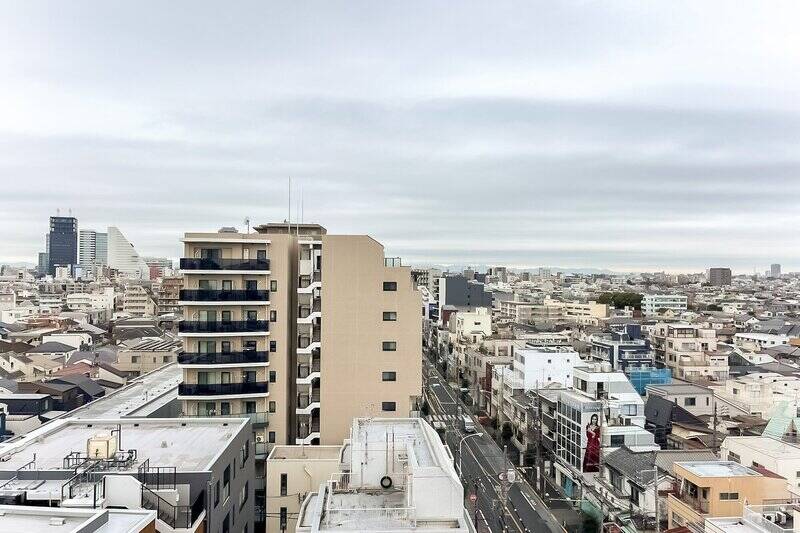 こちらは北西側の眺望とバルコニー。眼下には早稲田通りがあります。