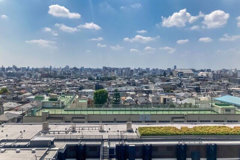 南西側（リビングスペース側）の眺望。遠くの街並みが地平線のように見えます。