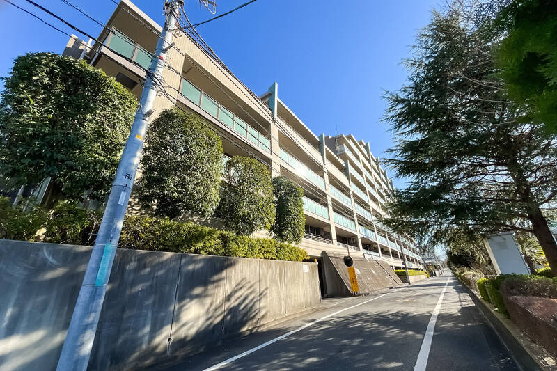 1999年竣工、全90戸のマンションです。目の前には「瓜生（うりゅう）せせらぎ散歩道」が整備され、お子さまにとって絶好の遊び場になりますよ。