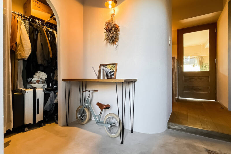玄関から始まる世界観にうっとり。広い土間にクロークのアーチ、アールを描く塗装壁など、こだわって造られた空間であることが瞬時に伝わってきます。