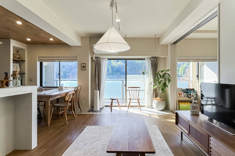 緑を望む大きな窓が3つ並び、自然光をたっぷり室内に取り込んでいます。