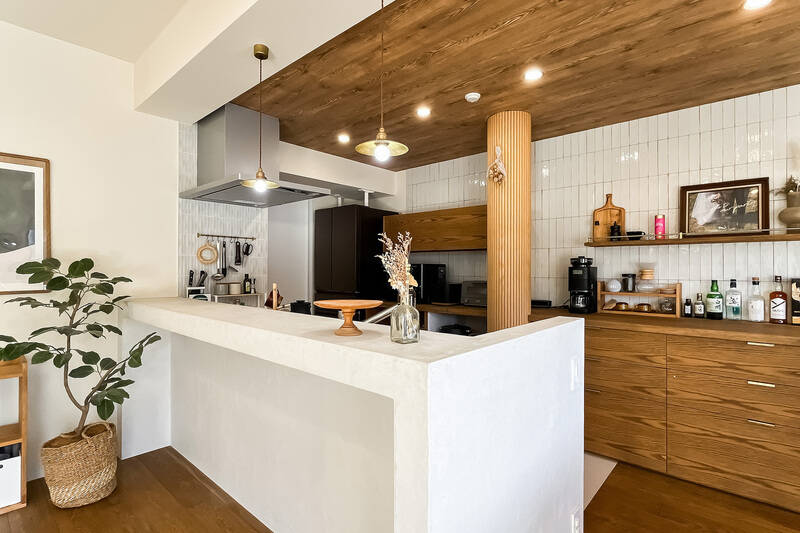 腰壁とカウンターはニュアンスカラーのモールテックス仕上げ。壁面のクラフト感あるタイルとも好相性で、アンティークの似合う意匠となっています。