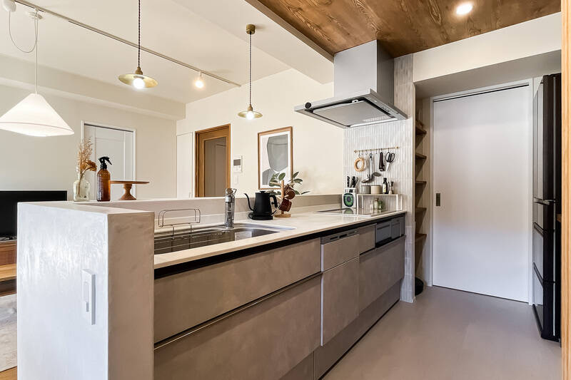 IHコンロに食洗機を完備。横には可動棚が設けられています。