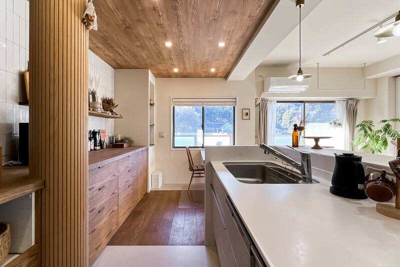 キッチンからも開放的な景色を堪能でき、リフレッシュしながらお料理に取り組めそうですね。左手にある収納カウンターは、床や天井の木目とマッチしています。