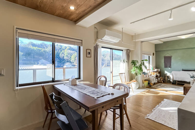 4人掛けのダイニングテーブルであれば、売主さまのように腰窓の前にレイアウトするのがオススメ。