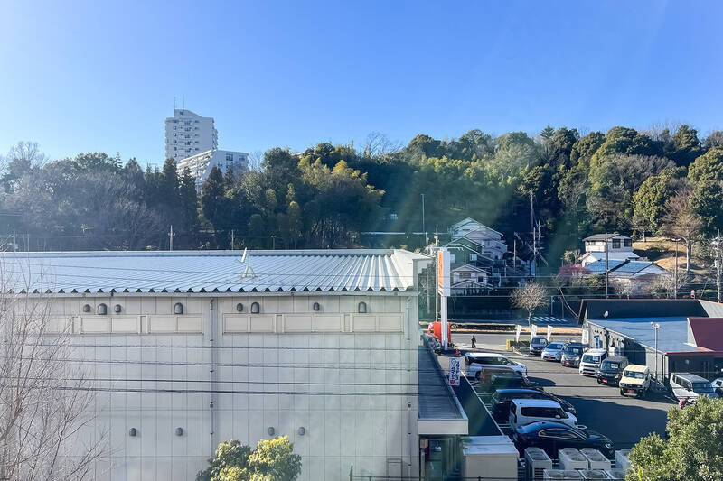 こんもりとした緑の正体は「多摩市立 貝取山緑地」。広い緑地内には梅畑もありますよ。