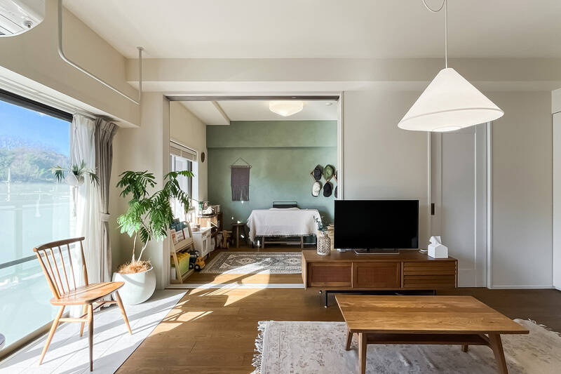 LDKとは引き戸で仕切れるようになっています。開け放てば視線が行き届くため、現在はお子さまの遊び場としてご活用中。