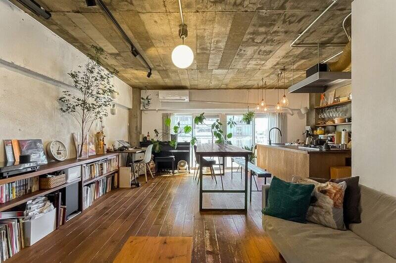 躯体現しの部分と白塗装を施した部分が混ざり合い、無垢フローリングも相まってラスティックモダンな雰囲気。