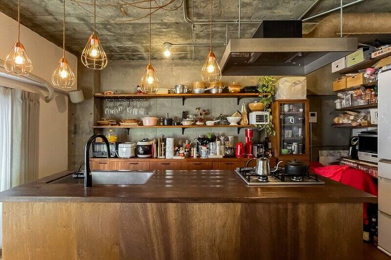 ドカンとBIGなキッチン。ぱぱっと作ってぱぱっと出す、肩肘張らずに大人数で料理ができそうです。