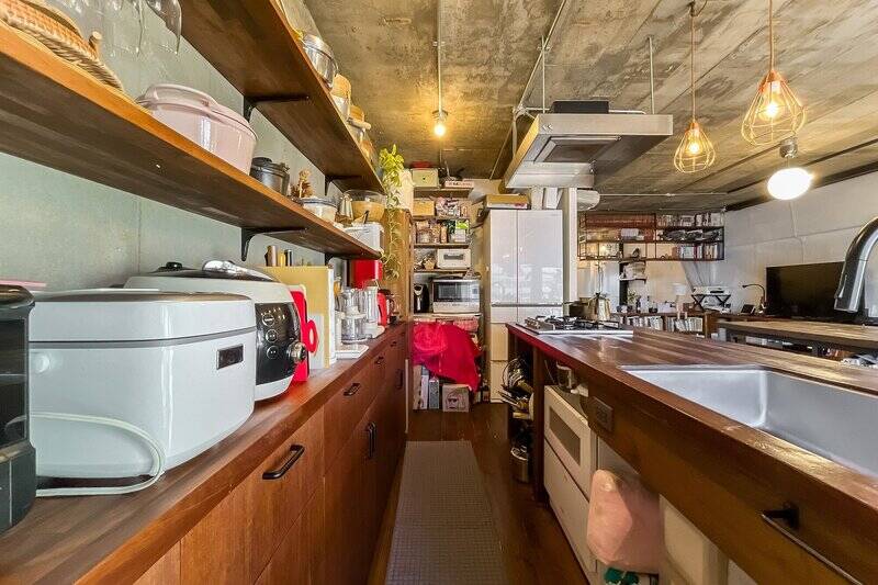 たーっぷりのオープン棚にカウンター、扉付き収納。外食もいいけど、料理の腕もメキメキ上達しそうですね。