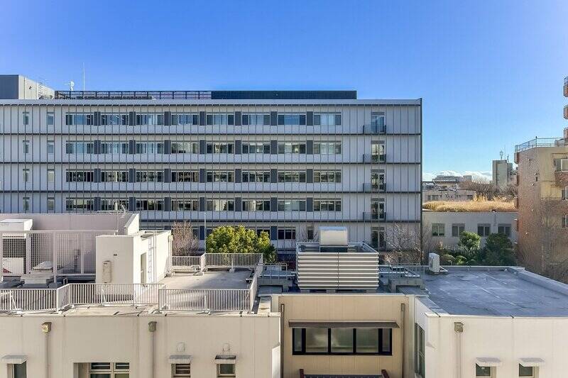 正面の大きな建物は「テンプル大学ジャパン」のキャンパス。距離が取れているため圧迫感はありません。