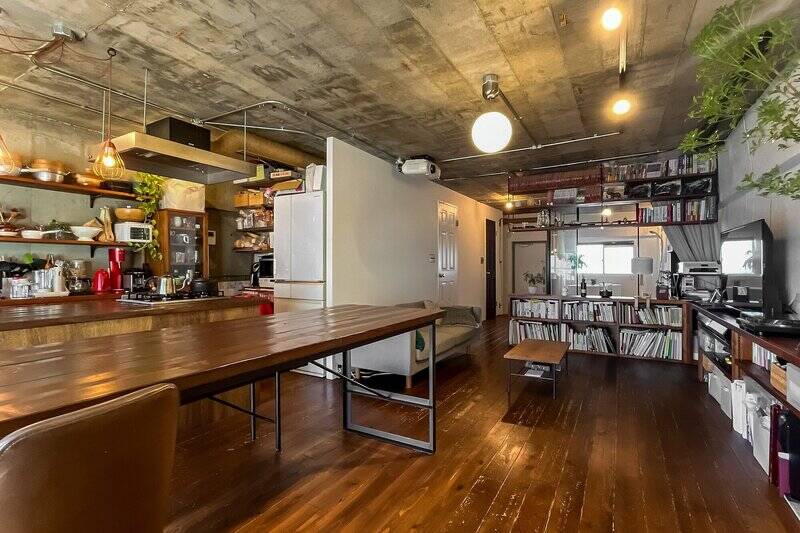 剥き出しの鉄管やライティングレールもいい雰囲気。売主さまはプロジェクターも吊っていらっしゃいます。