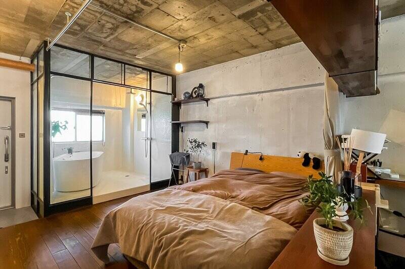 玄関上がってすぐにあるのがオープンな寝室。