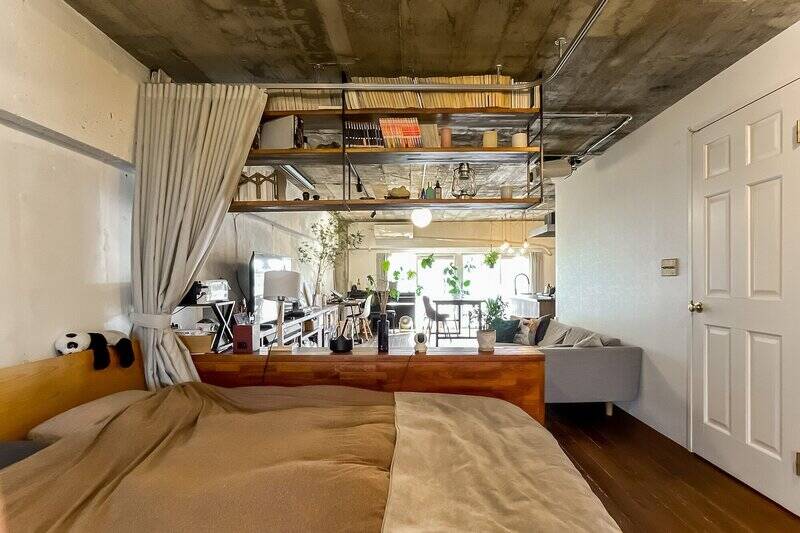 上下の棚がゆるやかに空間を仕切っています。間から見える室内の風景、めちゃくちゃいいですね〜◎