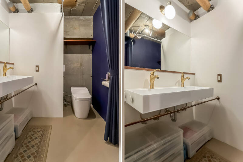 もうひとつの扉を開ければ洗面＆トイレ。フロー型の洗面台には水栓がふたつ付いており、おふたり並んで身支度が可能。トイレには目隠し用にカーテンレールが設置されています。