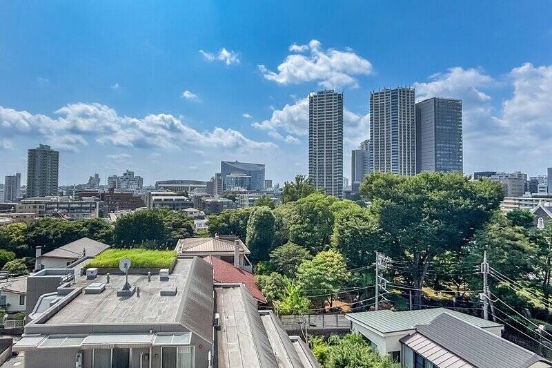 近くには背の高い建物もあるものの、西側はさわやかな緑と高層ビルの共演を楽しめます。