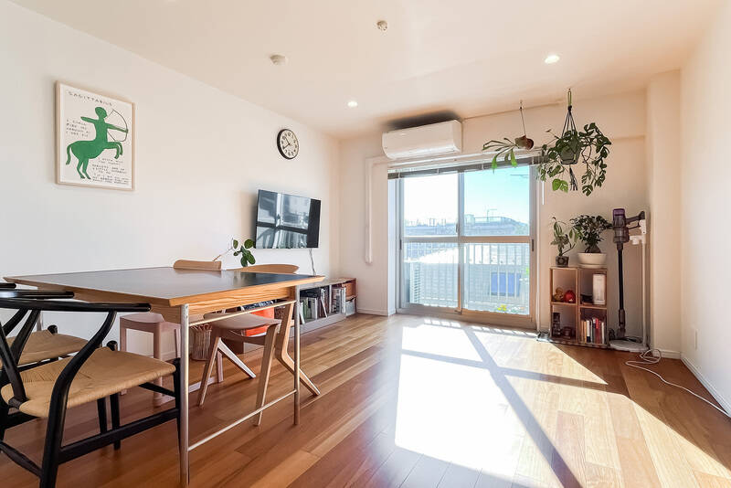 LDKの広さは約15帖。南向きのバルコニーに面しており、窓辺にはやわらかい陽だまりが生まれています。