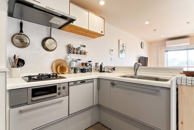 キッチンは2口コンロタイプで食洗機付き。Ｌ字型で、調理の動線がコンパクトにまとまっています。