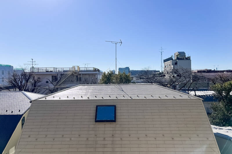 空が大きく見える眺望。正面には隣接する戸建ての屋根が見えますが、視線などは気にならない印象です。