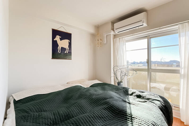 洋室ＡはLDKと同じく南向き。こちらもバルコニー付きで、下階よりワンフロア分目線が上がったような眺望です。