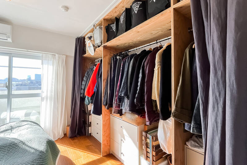 オープンタイプの大型収納を設置済み。目隠しのカーテンは取り外し可能です。