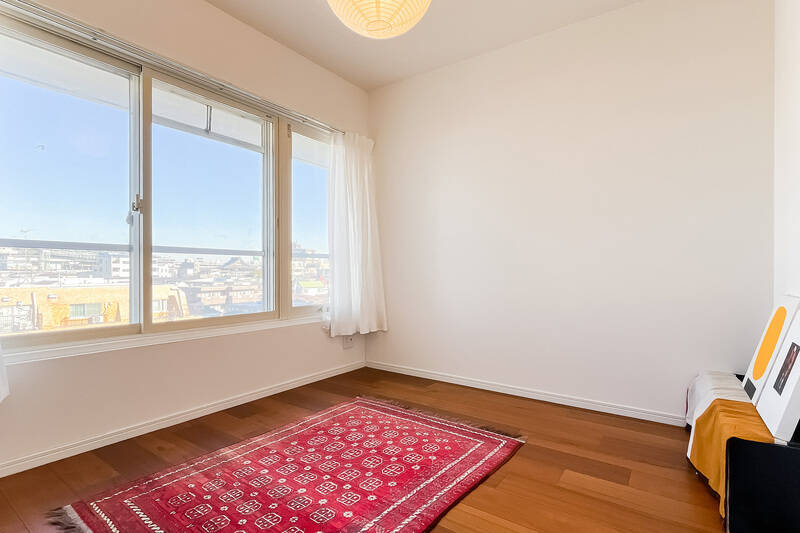 洋室Ｂは北向き。腰窓の向こうには抜けのある眺望が広がります。