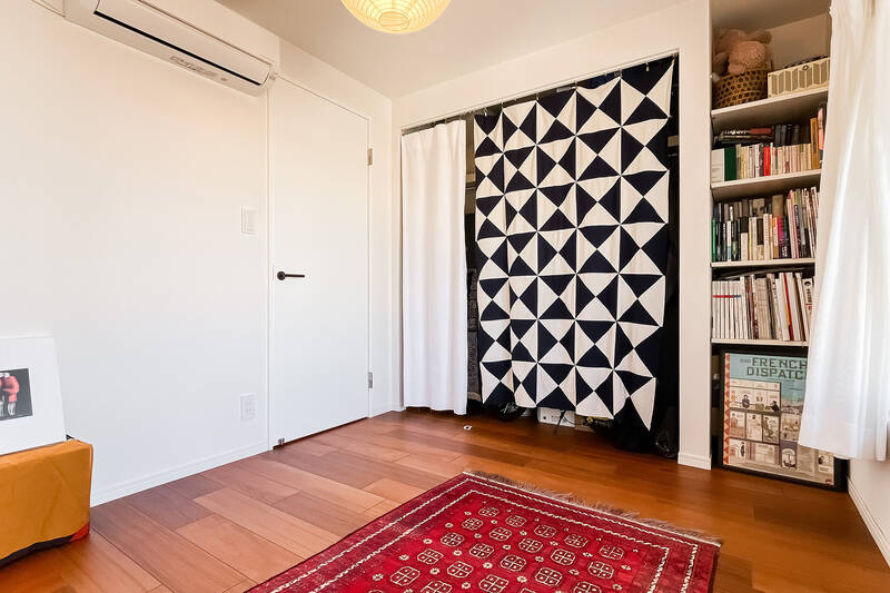 こちらも収納はオープンタイプ。横には可動棚があり、本棚のようにも使えます。