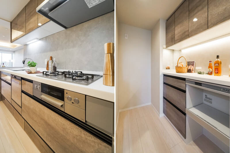 <b>左・</b>キッチンは食洗機やディスポーザーを完備。省スペースで作業に集中しやすい壁付けタイプが採用されています。／<b>右・</b>背後にはお揃いのキッチンボードが備わっています。冷蔵庫を奥のスペースにすっぽりはめ込めば、機能的なキッチンステーションの完成です。