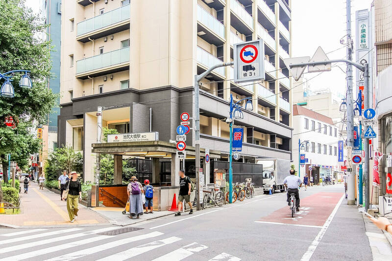 暮らしの舞台は東急田園都市線「池尻大橋」駅。「渋谷」と「三軒茶屋」の間に位置し、感度の高さと気取らなさがほどよくブレンドされた街です。駅周辺はもちろん、住宅街の中にも洒落た飲食店などが点在していて、ちょっとしたお散歩が楽しくなりそうですよ。（徒歩11分）