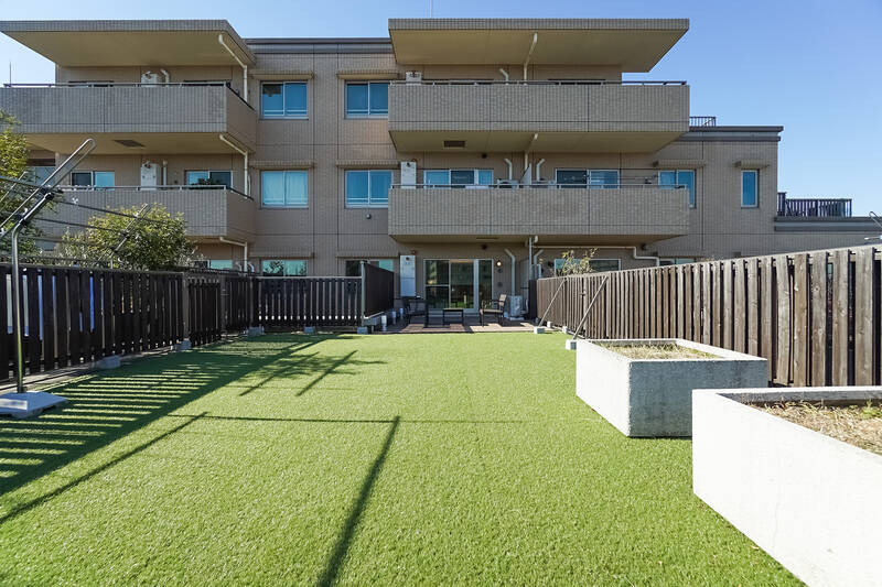 物件の魅力は、なんと言ってもこの大型ルーフバルコニー！ なんと、物件の専有面積約74㎡に対して、ルーバルは約78㎡あります。す、すごい。住戸より広い！