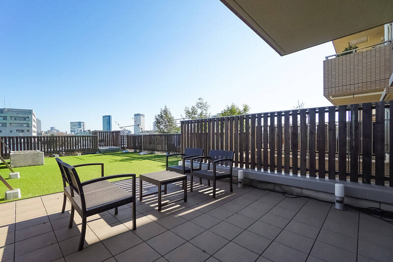 ルーバルは東向きで日当たり良好◎ 周囲は低層の住宅が立ち並ぶ住宅街なので、お向かいからの視線を気にせずくつろぐことができそうです。両サイドには同様にお隣さんのルーバルがありますが、なんせ広いのでぴったり隣接している印象は受けませんでした。