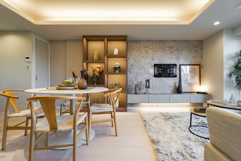 壁面には造作のテレビボードや飾り棚が。写真左手のドアを開けると、奥行きの深いリビング収納が備わっています。