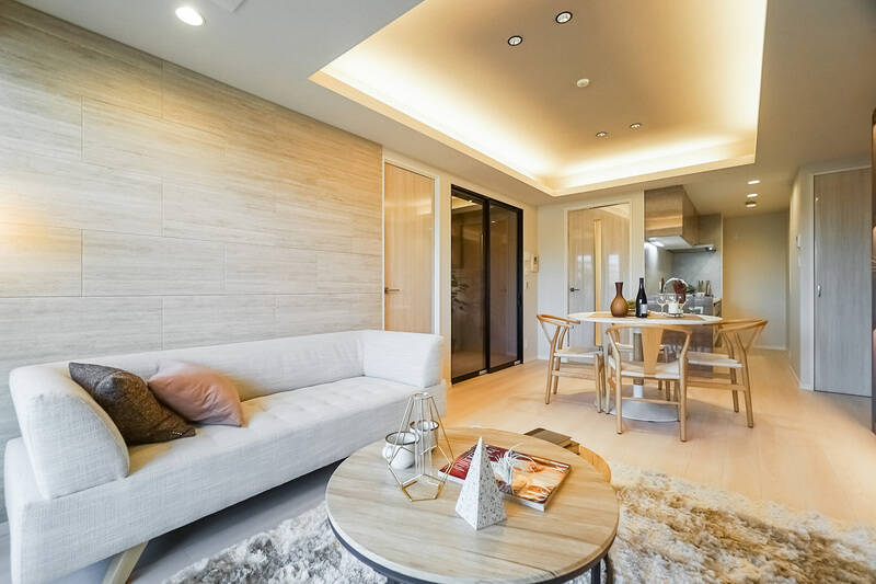 それでは、まずは手前のドアを開けてお隣の洋室Ａへ。そのあと、スモークガラスの引き戸の向こうにあるサービスルームをチェックして、さらに右手奥にあるキッチンを見ていきましょう。