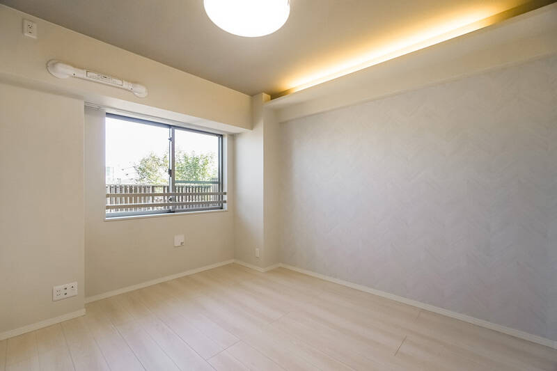 東向きの窓からさわやかな自然光が入る洋室Ａ。ダブルベッドを置いて
もしっかり余裕が残る大きさです。