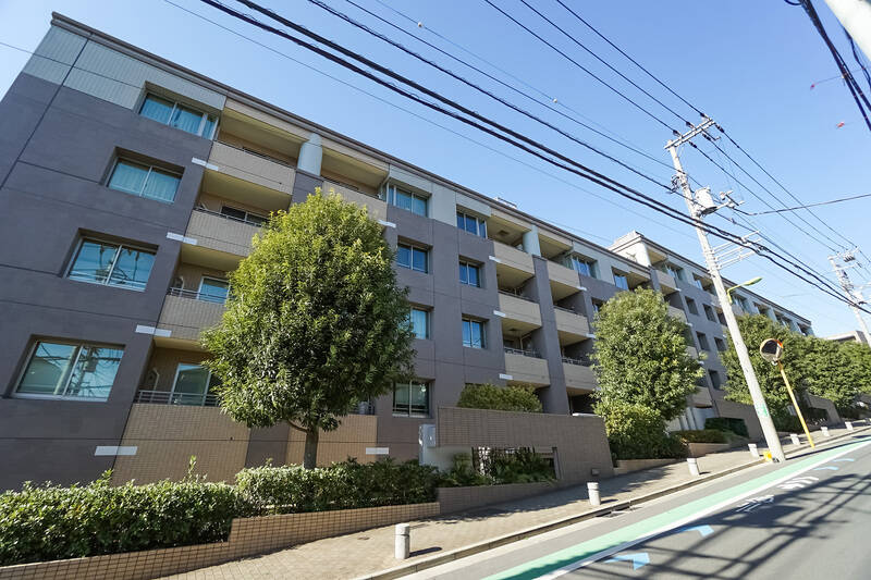 マンションは2004年築・総戸数175戸のビッグコミュニティ。2021年に大規模修繕工事を実施済みです。取材時はスタッフさんがエントランス前の路上までピカピカに清掃されていて、気持ちよく暮らせそうだと感じました！