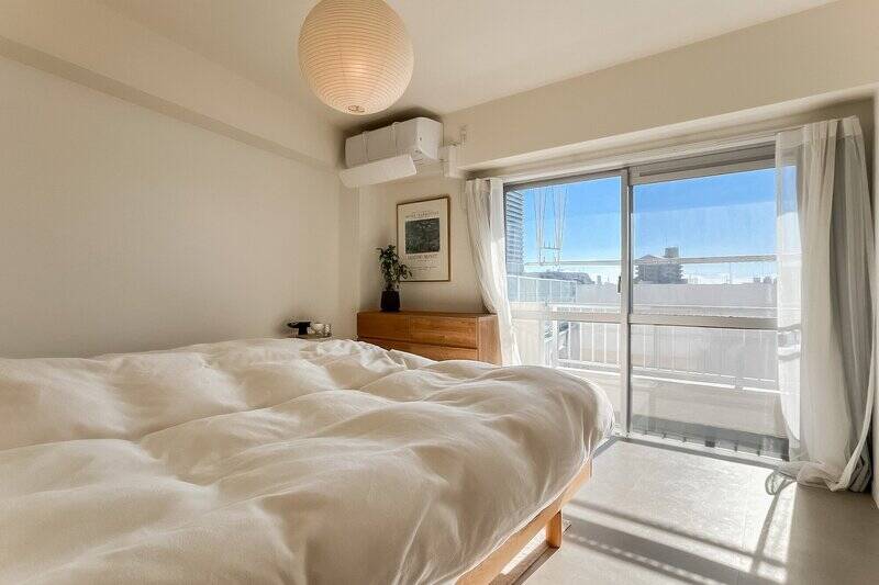 約7.5帖の洋室A。掃き出し窓からは、先ほどご紹介したバルコニーに出ることができますよ。